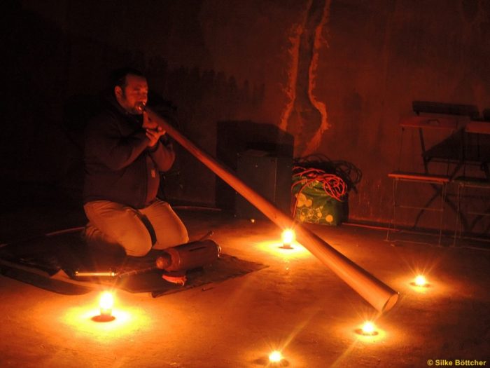 Alejandro Blau am Didgeridoo im Reinwasserbehälter Foto: Silke Böttcher